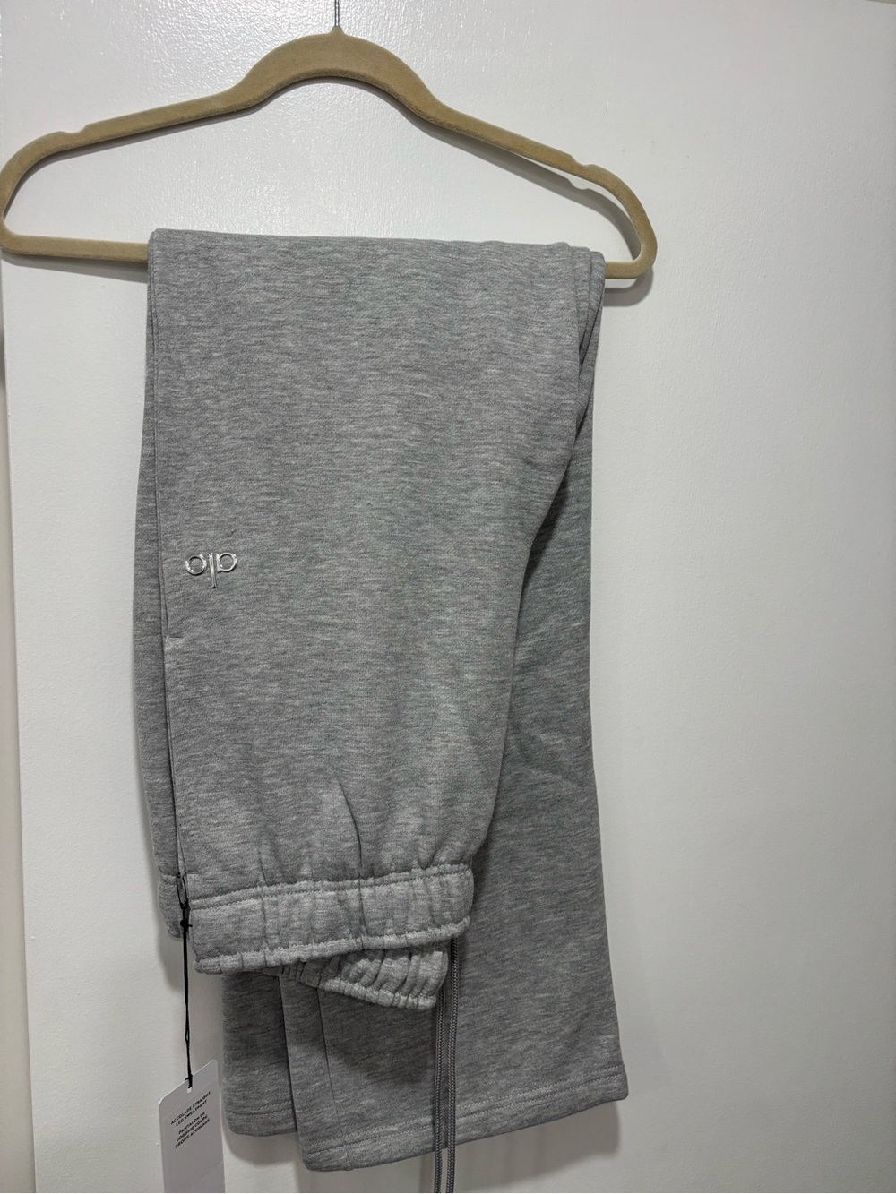 Alo Accolade Straight Leg Sweatpants Heather Grey - Soft Everyday Bottoms